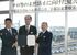 覚書を結んだ高井社長（中央）と宇都宮東署の篠原署長（左）、真岡署の生井署長＝29日午前、宇都宮市下平出町