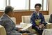 福田知事（左）と八木節について語る小田さん＝24日午後、県庁