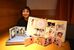 これまでに製作したアルバムを手にする篠原さん
