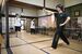 応援団道場で指導する加藤さん（右）