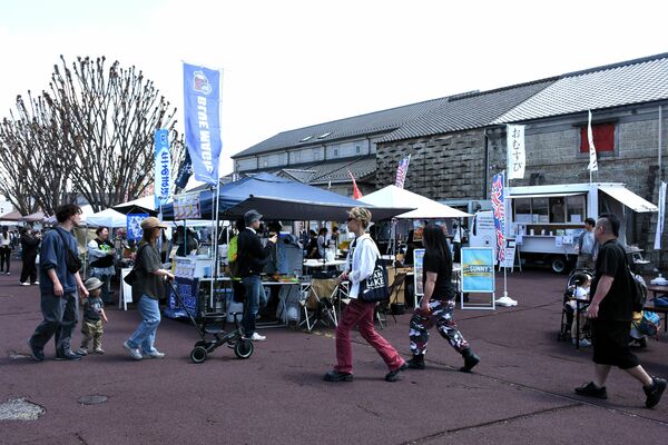 晴天の下、大勢の人が訪れた「ＳＡＫＥ＿ＴＯ＿ＳＡＫＥ＠ちょっ蔵広場　ｖｏｌ．２」＝４月２６日、ＪＲ宝積寺駅前