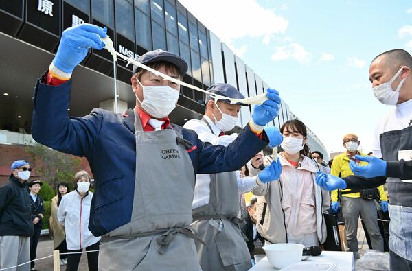 チーズ作りを体験しながら会場を盛り上げるＵ字工事の福田さん（左）と益子さん（左から２人目）ら