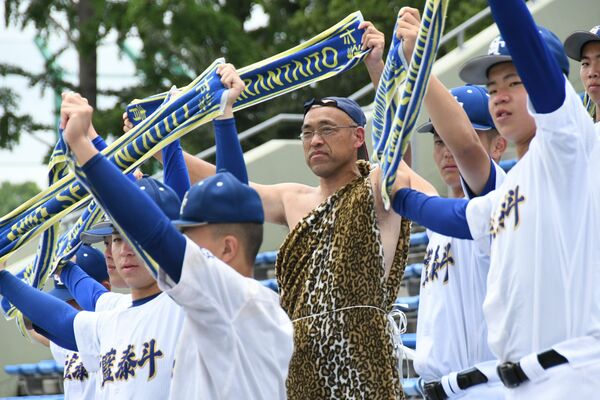 勝利後の校歌斉唱でタオルを掲げる「葛生原人」