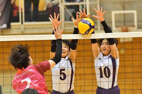 女子準決勝　ブロックする国学院栃木の選手たち