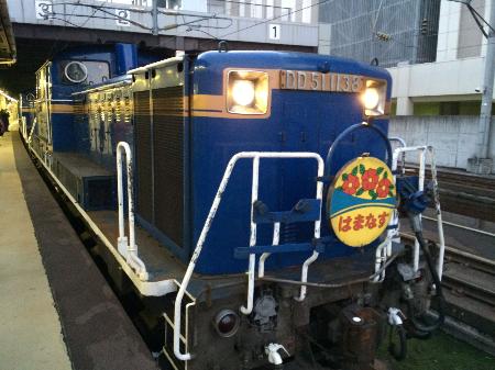 　函館―札幌は、北斗星色のＤＤ５１がけん引を担当＝札幌駅