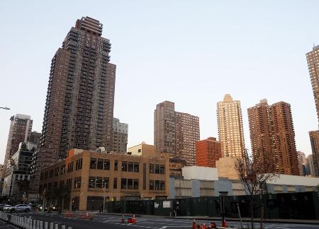 　米ニューヨークの中心部マンハッタンに林立する高層マンション＝２０２２年