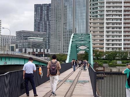 当時の線路を埋め込んだウッドデッキの遊歩道。開通後のにぎわう様子