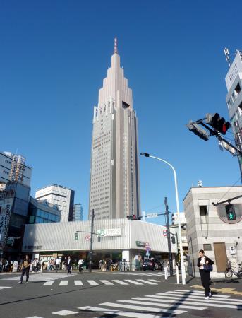 　ＪＲ代々木駅西口前の交差点とＮＴＴドコモ代々木ビル（奥）＝東京都渋谷区