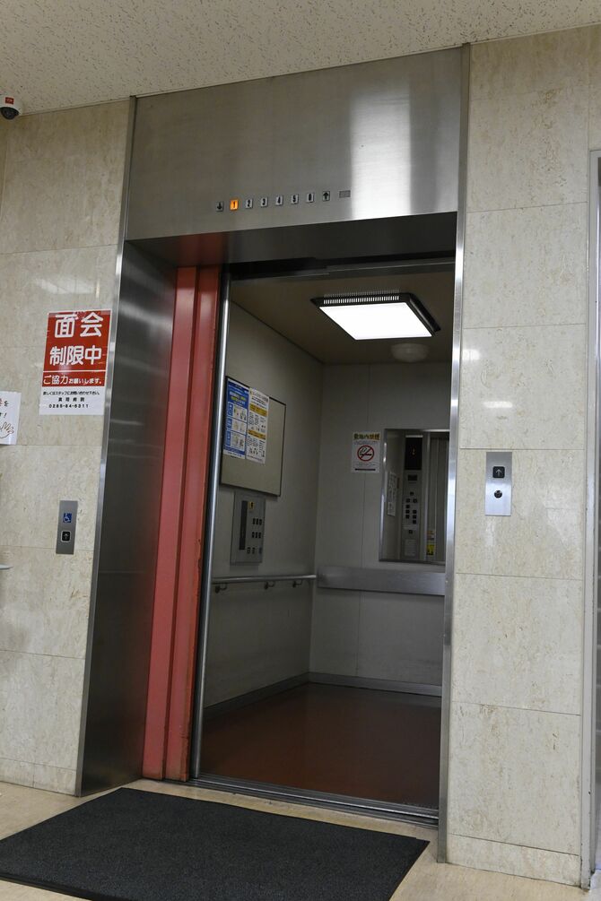 地震により一時停止した真岡病院のエレベーター＝１日正午、真岡市荒町３丁目