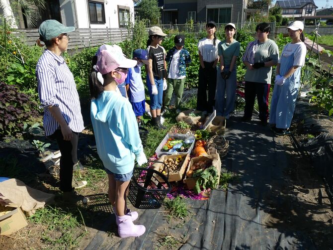 地域の子どもたちとともに遊休農地を活用している高橋 江理代表(左)
