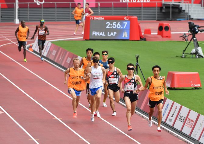陸上男子1500メートル視覚障害のクラスで力走する選手ら。ガイドランナーとともに頂点を目指した＝８月31日午前９時40分、国立競技場