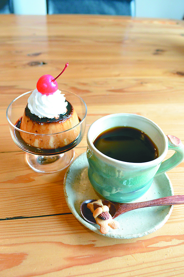 昔ながらの硬めの「レトロプリン」(左)、「自家焙煎ハンドドリップコーヒー」(600円)