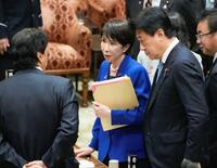 【高市首相初の予算委】黒字化目標、あっさり転換