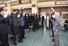 統一地方選へ勝利誓う　自民栃木県連が55人に公認証伝達