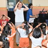 英語の歌や楽器演奏で交流　米国友好都市の学生ら、鹿沼の保育園を訪問　1…