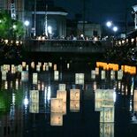 川面を照らす幻想的な光　栃木の巴波川で灯ろう流し　夏の夜に平和を願う