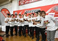 今季総合Vファンと祝う