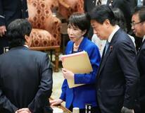 【高市首相初の予算委】黒字化目標、あっさり転換