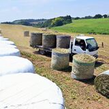 牧場に巨大なマシュマロ？　牧草のロール作業進む　高根沢