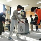 自分の１票で変わる給食の未来 　栃木・三鴨小で６年生が模擬選挙体験　市選管が啓発出前講座