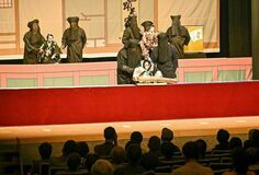 巧みな人形遣い披露