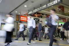駅の雑踏に浮かんだ「似た男」、３時間の追跡で逮捕に至ったが…