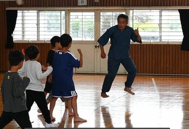SNSで話題「江戸走り」に児童が挑戦　小山城南小で体験教室