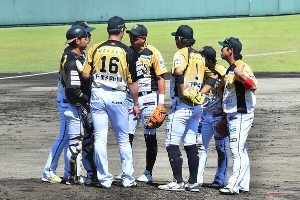 栃木－新潟　五回、ピンチマウンドに集まる栃木ＧＢナイン＝足利市のジェットブラックフラワースタジアム