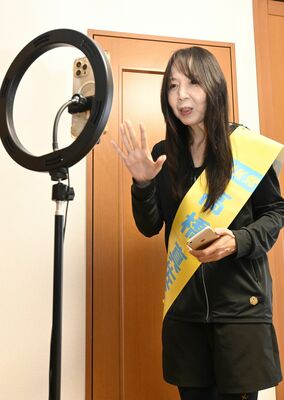 自宅で動画を撮影する高橋氏＝14日午後、千葉県四街道市大日