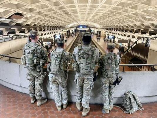 　米首都ワシントンの駅に配備された州兵＝４日