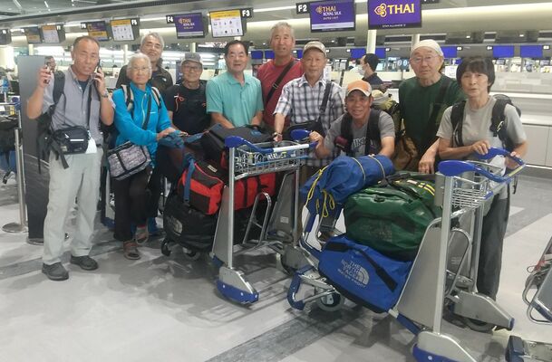 パキスタンに向け出国した本県登山隊ら＝８日午前、成田空港（県山岳・スポーツクライミング連盟提供）