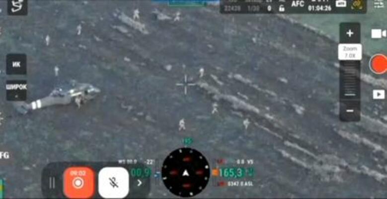 ウクライナ・ポクロウシクに展開するヘリコプターや部隊を写したとされる動画の画像(ウクライナ軍関係者提供、ロイター=共同)