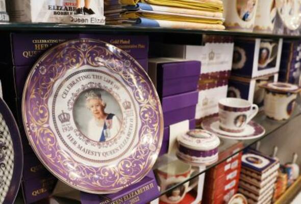 　ロンドンの土産物店に並ぶ故エリザベス女王の顔があしらわれた食器＝２１日（共同）