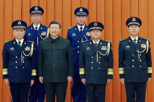 記念写真に納まる(前列左2人目から)中国の習近平国家主席、張又キョウ・中央軍事委員会副主席、劉振立・軍統合参謀部参謀長=2025年12月、北京(新華社=共同)