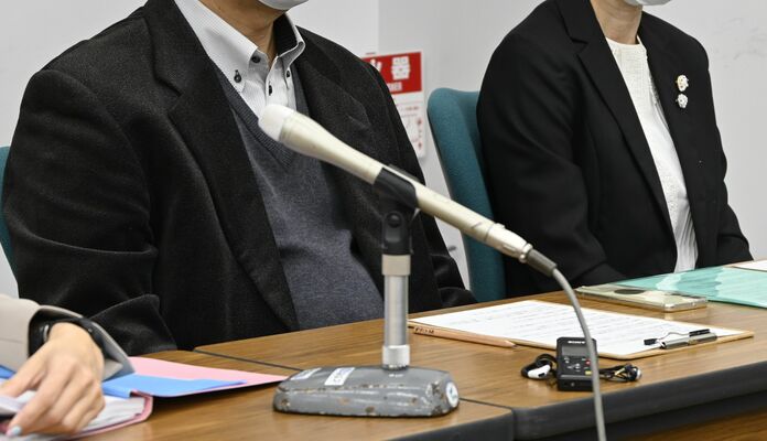 県を提訴したことについて記者会見する元里親の夫妻＝６日午後２時、県庁記者クラブ