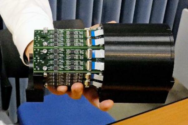 　新たに開発したマウスの頭部専用のＰＥＴ装置＝５月、東京都千代田区
