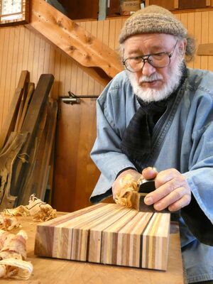 木と向き合い指物に仕上げる黒崎さん