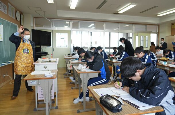 漆原さん（左）の話を聞きながら手紙を書く生徒たち