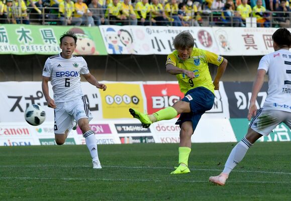 後半40分、栃木ＳＣのＦＷ・大黒がシュートを放つ＝県グリーンスタジアム