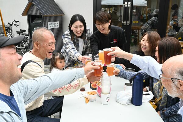 栃木や宇都宮のクラフトビールで乾杯する来場者