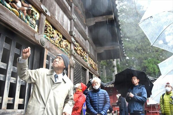 モニターツアーで解説する高藤さん（左）ら