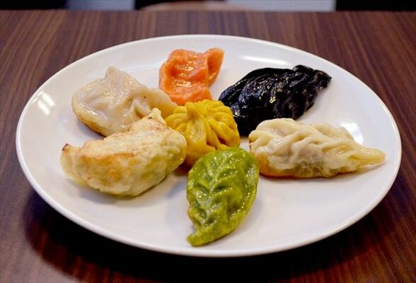 看板メニューの七福餃子。大きさは普通のギョーザの約１・５倍ある