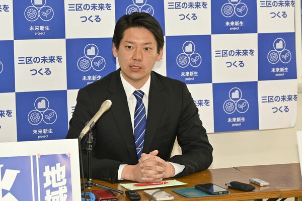 当選から一夜明け決意を語る渡辺氏＝９日午後、大田原市