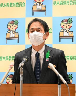 記者会見する阿久澤県教育長＝５日午前、県庁南別館