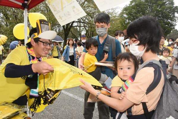 ＬＲＴと同じ年度に生まれた子どもへの来場者特典を受け取る家族