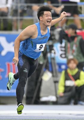 陸上成年男子やり投げ決勝　74メートル77で５位に入った小椋（エイジェック）＝滋賀県彦根市の平和堂ＨＡＴＯスタジアム、磯真奈美撮影