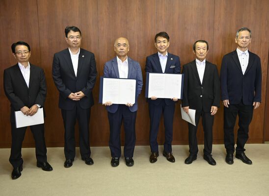 早川市長（右から３人目）と環境保全協議会のメンバーが出席した締結式