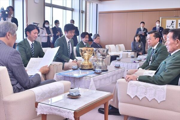 福田知事（左）に今季の活動を報告するリーベ栃木の選手ら＝県庁