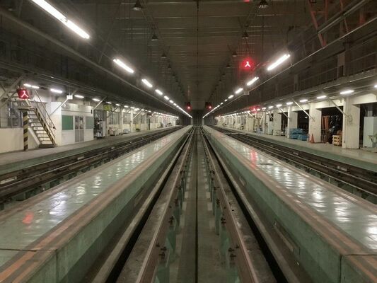 夜間撮影会が開かれる小山車両センターの検修庫内（ＪＲ東日本大宮支社提供）