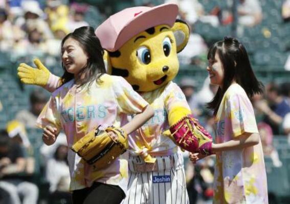 プロ野球阪神の試合前セレモニーに登場した坂本花織(左)と三原舞依=2019年5月、甲子園球場